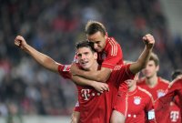 Fussball 1. Bundesliga : Jubel nach dem Tor zum 1:2 Mario Gomez , oben auf Rafinha (FC Bayern Muenchen)