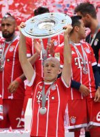 Fussball, 1. Bundesliga  Saison 16/17: Jubel FC Bayern Muenchen mit Schale
