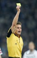 Fussball 1. Bundesliga: Schiedsrichter Felix BRYCH zigt Gelb