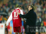 Fussball 1. Bundesliga Bayern-Stuttgart, Hitzfeld bedankt sich bei Makaay bei dessen Auswechslung