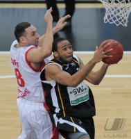 Basketball 1. Bundesliga 2011/2012:  Walter Tigers Tuebingen - Brose Baskets Bamberg