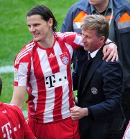 Fussball 1. Bundesliga : Daniel van Buyten mit Trainer Andries Jonker (v. li., FC Bayern Muenchen)