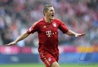 Fussball 1. Bundesliga, Saison 2011/2012:  Jubel nach dem Tor zum 1:0 Mario Gomez, Bastian Schweinsteiger (v. li., FC Bayern Muenchen)