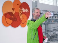 Oberbuergermeister Palmer nimmt die Radgarage am Tuebinger Hauptbahnhof in Betrieb