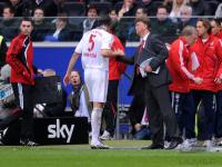 Fussball 1. Bundesliga : Daniel van Buyten wird verletzt ausgewechselt von Trainer Louis van Gaal (FCB)