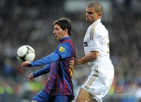FUSSBALL International  COPA DEL REY  11/12:  Lionel Messi (li, Barca) gegen Pepe (Real Madrid)