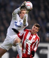 Fussball 1. Bundesliga : Torwart Manuel Neuer (li, FC Schalke 04)  gegen Toni Kroos (re, FC Bayern Muenchen)