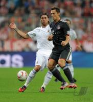 FUSSBALL Testspiel : SERGIO RAMOS (li, Real Madrid) gegen Miroslav Klose (re, FC Bayern Muenchen)