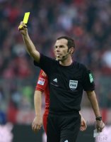 Fussball 1. Bundesliga, Saison 2012/2013:  Schiedsrichter Marco Fritz zeigt die Gelbe Karte