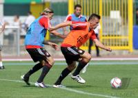 Fussball 1. Bundesliga: Ivica Olic gegen Anatoliy Tymoshchuk  (v. re., FCB)