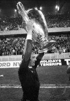 FC Bayern Muenchen Europapokalsieger 1975: Mannschaftsbild mit Pokal