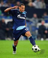 FUSSBALL UEFA CUP: Schalke, JONES Einzelaktion