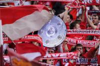 Fussball 1. Bundesliga : Jubel Fans mit Meisterschale