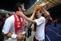 Fussball: DFB Pokal Finale: JUBEL Hamit Altintop, Miroslav Klose, Diego Contento  (v. li., FCB)