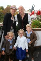 FUSSBALL 1. BUNDESLIGA 14/15:  FC Bayern Muenchen besucht das Oktoberfest 2014