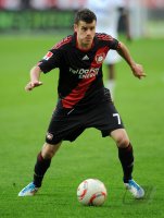 Fussball: 1. Bundesliga Saison 2010/2011: Leverkusen, BARNETTA am Ball
