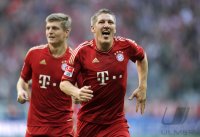 Fussball 1. Bundesliga, Saison 2011/2012:  Jubel nach dem Tor zum 1:0 Mario Gomez, Bastian Schweinsteiger (v. li., FC Bayern Muenchen)