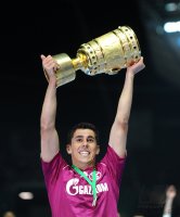 Fussball: DFB Pokal Finale:  Jubel mit Pokal Danilo Avelar (FC Schalke 04)