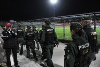 Fussball Regionalliga Sued 2011/2012:  Polizei Aufgebot vor dem Spiel am Gruenwalder Stadion