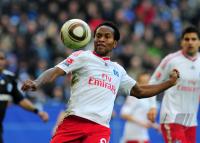 FUSSBALL, 1. BUNDESLIGA, 27. Spieltag: Hamburg, ZE ROBERTO am Ball