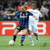 FUSSBALL CHL  Saison 10/11:  Wesley Sneijder (li, Inter Mailand) gegen Jefferson Farfan (re, FC Schalke 04)