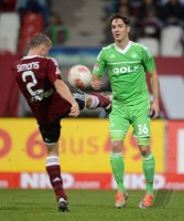 Fussball 1. Bundesliga, Saison 2012/2013: Timmy Simons (li, 1 FC Nuernberg) gegen Srjdan Lakic (VfL Wolfsburg)