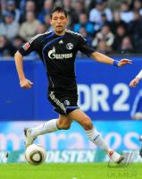 FUSSBALL, 1. BUNDESLIGA, 27. Spieltag: Schalke, KURANYI am Ball