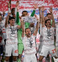 Fussball 1. Bundesliga 24/25: FC Bayern Muenchen feiert die 34. Deutschen Meisterschaft