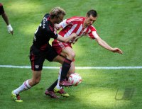 Fussball 1. Bundesliga :  Simon Rolfes (li, Bayer 04 Leverkusen) gegen Miroslav Klose (re, FC Bayern Muenchen)