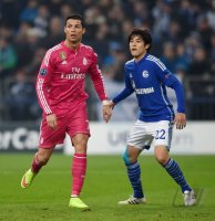 Fussball CHL 14/15 Achtelfinale: Atsuto Uchida (FC Schalke 04) gegen Cristiano Ronaldo (Real Madrid)