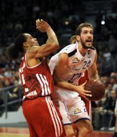 Basketball 1. Bundesliga 2011/2012: Chevon Troutman (li, FC Bayern Muenchen)  gegen Tim Ohlbrecht  (Fraport Skyliners)