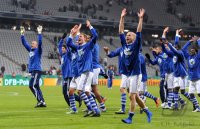 Fussball DFB Pokal 10/11 : JUBEL nach dem Sieg mit Torwart Mathias Schober, Benedikt Hoewedes, Peer Kluge (v. li., FC Schalke 04)