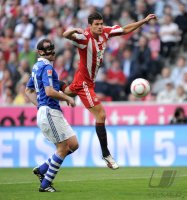 Fussball 1. Bundesliga :  Christoph Metzelder (li, FC Schalke 04) gegen Mario Gomez (re, FC Bayern Muenchen)