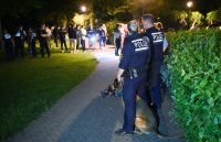 Tuebinger Nachtleben, Menschenansammlung im Bota (Alte Botanischen Garten) in der Nacht auf Sonntag