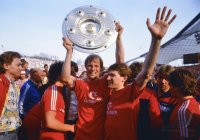 Fussball Pfluegler, Koegl mit Meisterschale.