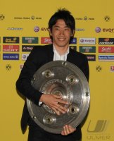 Fussball Deutscher Meister 2010/2011:  Borussia Dortmund; Shinji Kagawa mit  Meisterschale