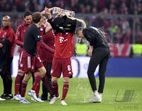 Fussball 1. Bundesliga Saison 21/22: JUBEL FC Bayern Muenchen feiert die 32. Meisterschaft