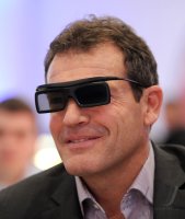 Fussball 1. Bundesliga, Saison 2011/2012:  Marketingchef Andreas Jung (FC Bayern) schaut mit einer 3 D Brille fern