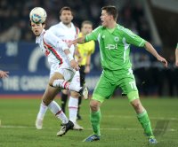 Fussball 1. Bundesliga, Saison 2011/2012: Hajime Hosogai (li, FC Augsburg) gegen Alexander Madlung (VfL Wolfsburg)