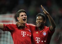 Fussball 1. Bundesliga, Saison 2011/2012:  JUBEL Mario Gomez (FC Bayern Muenchen) und David Alaba (FC Bayern Muenchen)
