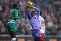 Fussball International:  Souleymane BAMBA (li, Elfenbeinkueste) gegen Daniel Yeboah (MITTE, Elfenbeinkueste) gegen Tomasz Jodlowiec (re, Polen)