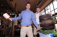 Fussball 2. Bundesliga : Benjamin Lauth und Alexander Ludwig zapfen Bier