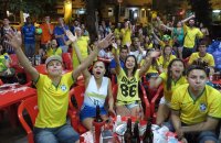 FUSSBALL WM 2014; Brasilianische Fans schauen WM Spiel Brasilien - Kolumbien