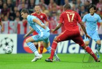 Fussball CHL  Saison 2011/2012: Edin Dzeko (li, Manchester City) gegen Jerome Boateng (re, FC Bayern Muenchen)