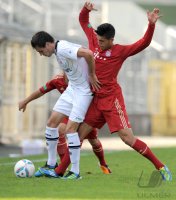 Fussball Regionalliga Sued 2011/2012: Denis Streker (li, Eintracht Frankfurt II)  gegen Emre Can (FC Bayern II)