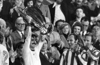 FC Bayern Muenchen Europapokalsieger 1974: Gerd Mueller  mit dem Pokal