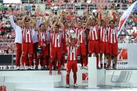 Fussball Supercup: JUBEL mit dem SUPERCUP Philipp Lahm (FC Bayern Muenchen)