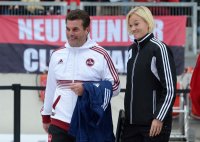 Fussball 1. Bundesliga, Saison 2012/2013: Trainer Dieter Hecking (li, 1 FC Nuernberg) mit Schiedsrichter Bibi , Bibiana Steinhaus