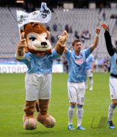 2. Fussball Bundesliga : Alexander Ludwig  (1860 Muenchen) mit dem Maskottchen