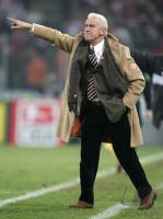 Fussball 1. Bundesliga: Koeln - Stuttgart, Trainer TRAPATTONI